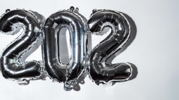 Stop Motion Frohes Neues Jahr 2024 Metallische Ballons Auf Weißem — Stockvideo