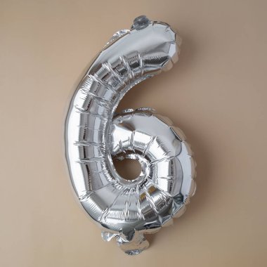 Bej renksiz arka planda 6 metalik balon. Kutlama kartı gümüş folyo balon numarası Mutlu yıllar tatil konsepti. Uzayı metin için kopyala. Kutlama partisi dekorasyonu.