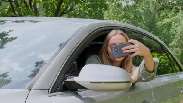 Blonde Frau Stoppte Auto Auf Der Straße Ein Selfie Foto — Stockvideo