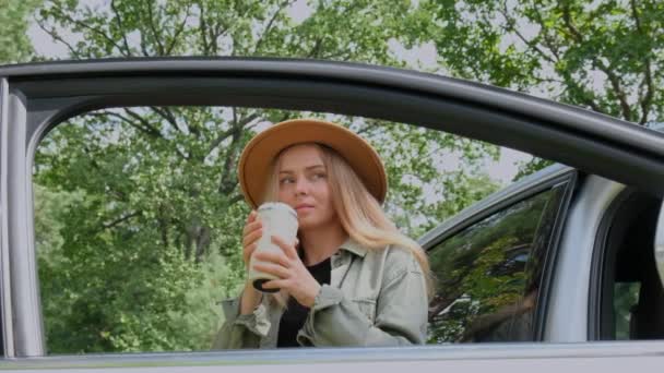 Mujer Joven Sonriente Bebiendo Café Taza Termo Reutilizable Slow Motion — Vídeos de Stock