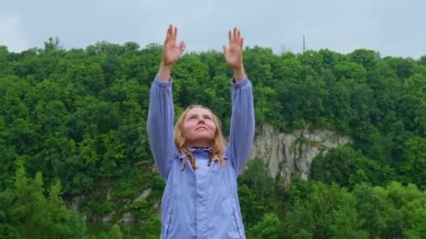 Mavi Yağmurluklu Mutlu Genç Kadın Parktaki Ormanın Tadını Çıkarıyor Ağır — Stok video