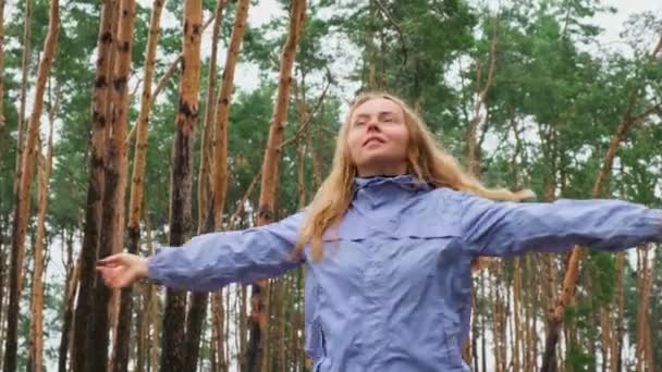 Щаслива Блондинка Синьому Плащі Насолоджується Тишею Природних Зелених Лісів Навколишнього — стокове відео