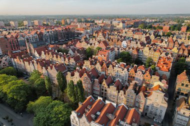 Polonya 'nın Gdansk kentindeki güzel panoramik mimarisi. Hava görüntülü insansız hava aracı. Şehir merkezinin yukarıdan manzarası. Küçük klasik tarihi binalar Avrupa Turist Çekimi