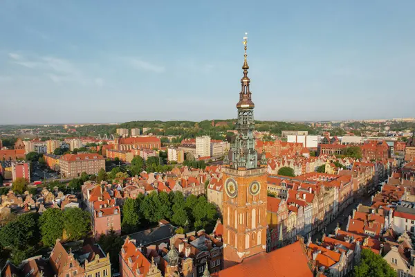 St Marys Katedrali Polonya 'nın Gdansk kentindeki güzel panoramik mimarisi. Hava görüntülü insansız hava aracı. Şehir merkezinin yukarıdan manzarası. Avrupa 'daki küçük tarihi yapılar