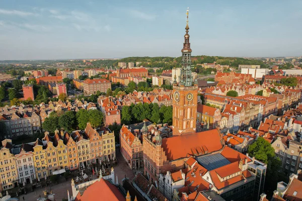 St Marys Katedrali Polonya 'nın Gdansk kentindeki güzel panoramik mimarisi. Hava görüntülü insansız hava aracı. Şehir merkezinin yukarıdan manzarası. Avrupa 'daki küçük tarihi yapılar