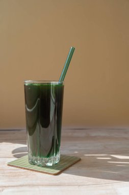 Doğal organik yeşil spirulina alg tozu. Tarafsız bej arka planda. Chlorella deniz yosunu vejetaryen süper yemek kokteylleri smoothie takviye kaynağı ve detoks içeceği. Yenilikçi bileşen