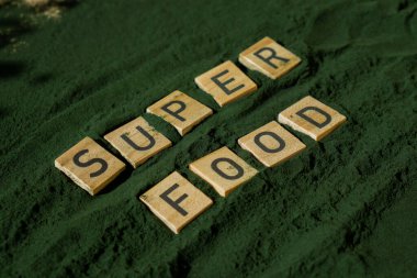 Deniz yosunlarının yeşil arka planında klorella var. Organik mavi-yeşil alg spirulina tozu. Doğal ilacın sağlıklı faydaları. Alternatif ilaç mineral gıda antioksidan