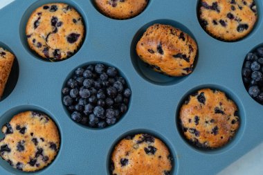 Çilekli turta ve silikon kek kutusu. Organik böğürtlenli sağlıklı vegan kekleri. Taze pişmiş yaban mersinli kek. Lezzetli Tatlı Kek. Hamur işi ev yapımı tatlı. Yeniden kullanılabilir silikon biçiminde pişirilmiş