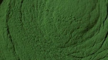 Doğal doğal yeşil spirulina alg tozu nötr arka planda kasede dönüyor. Chlorella deniz yosunu vejetaryen süper gıda kaynağı ve detoks. Boşluğu kopyala Sağlıklı besleyici antioksidan kavramı 