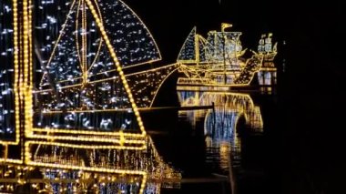 Oliva Park Gdansk Polonya 'da küçük gemiler ve tekneler tatil süslemeleri yaktı. Geceleri güzel bir Noel panayırı. Avrupa 'da kış uykusuna yatmış. Aralık 'ta Noel Pazarı Süslemeleri