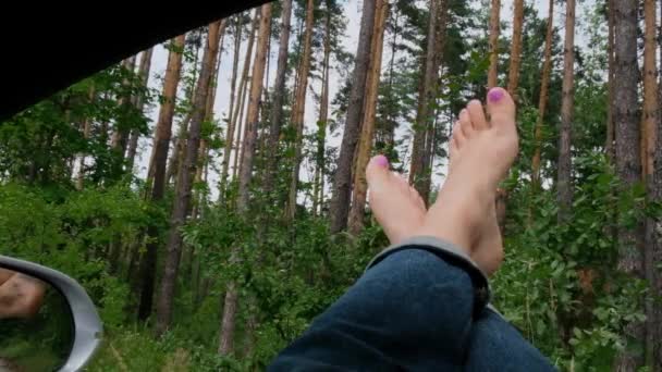 Ženské Nohy Modrých Džínách Okna Auta Koncept Pohodlné Dovolené Cestách — Stock video