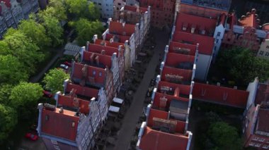 Mariacka Caddesi Polonya 'nın Gdansk kentindeki güzel panoramik mimarisi. Hava görüntülü insansız hava aracı. Şehir merkezinin yukarıdan manzarası. Avrupa Turistleri 'nin tarihi binaları