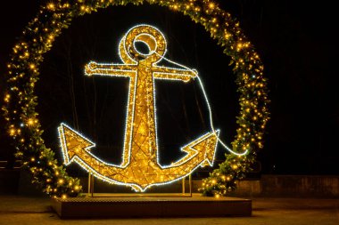 Gemi Anchor Holiday, Gdansk Polonya 'daki süslemeleri aydınlattı. Geceleri güzel bir Noel panayırı. Avrupa 'da kış uykusuna yatmış. Aralık 'taki Noel Pazarı Kutlama için süslendi 