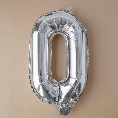 Bej nötr zemin üzerinde 0 ZERO metalik balon. Kutlama kartı gümüş folyo balon numarası Mutlu yıllar tatil konsepti. Uzayı metin için kopyala. Kutlama partisi dekorasyonu.