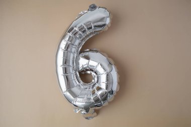 Bej renksiz arka planda 6 metalik balon. Kutlama kartı gümüş folyo balon numarası Mutlu yıllar tatil konsepti. Uzayı metin için kopyala. Kutlama partisi dekorasyonu.