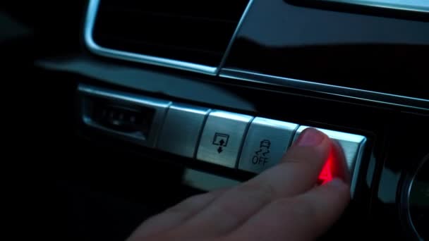 红色紧急按钮闪烁着现代豪华轿车的内部 有关自动变速箱 多媒体控制系统 汽车控制面板 空气阀门和仪表盘的详细信息 崇高的运动 — 图库视频影像