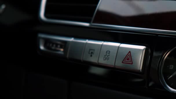 Röd Nödknapp Blinkar Interiör Modern Lyxbil Detaljer Automatisk Växellåda Multimediakontrollsystem — Stockvideo
