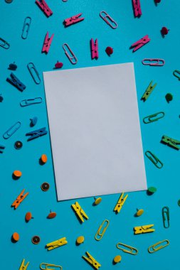 Sınır beyazı boş kağıdı okul malzemelerinin ve çalar saatin etrafına çerçevele. Metnin için boşluk kopyala veya öğrenciler ve öğretmenler için eğitici selamlama duyurusu yap. Yaratıcı ve renkli bir geçmişi var. Yeni öğrenim yılı kavramı Üst Görünüm fla