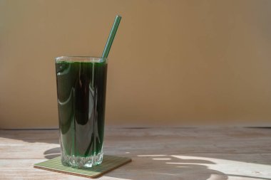 Organik mavi-yeşil alg spirulina detoks cam tozu yiyecek. Sağlıklı protein karışımı klorella. Diyet için vitamin ve mineraller. Prebiyotik ve antioksidan zengin beslenme takviyesi