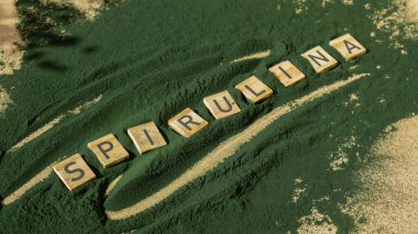 SPIRULINA deniz yosunlarının yeşil arka planında klorella harfi. Organik mavi-yeşil alg spirulina tozu. Doğal ilacın sağlıklı faydaları. Alternatif ilaç mineral gıda antioksidan