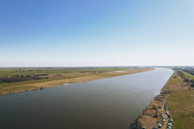 Nehrin insansız hava aracı denize iniyor. Vistula Nehri Deltası Sobieszewo Gdansk Polonya 'daki Baltık Denizi' ne gider. Nehir çevresindeki orman ve küçük köy