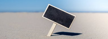 Sanddy Beach 'te metin veya tasarım görüntüleriniz için kopya alanı olan boş karatahta çerçeve tahtası. Yaz tatili ve tatil iş seyahati konsepti. Şablon Satılık promosyon reklamı için modelle