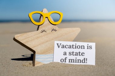 Tatil, yaz tatilinde gözlüklü komik denizyıldızının arka planında kağıt üzerine yazılmış bir zihin mesajı durumudur. Kumsalın güneş kıyısı. Tatil konsepti kartpostalı. Kaçmak Seyahat İşi