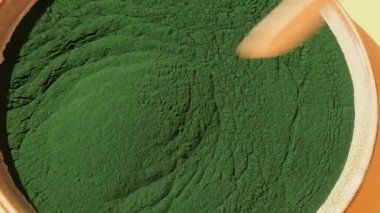 Tabakta organik mavi-yeşil alg spirulina tozu var. Spiulina Klorella 'nın sağlık yararları. Diyet için vitamin ve mineraller. Detox diyet takviyesi. Deniz yosunu süper yiyecek kavramı.