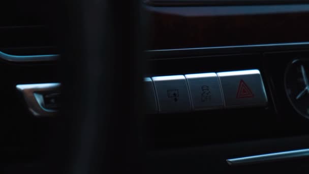 Κόκκινο Κουμπί Έκτακτης Ανάγκης Αναβοσβήνει Εσωτερικό Του Σύγχρονου Αυτοκινήτου Πολυτελείας — Αρχείο Βίντεο