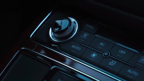 Modern Lüks Arabanın Içi Multimedya Menü Kontrol Sistemi Panelinin Ayrıntıları — Stok video