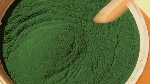 プレートのオーガニックブルーグリーン藻類スピルリナ粉末食品 スピルリナクロレラの健康上の利点 ダイエットするためのビタミンとミネラル デトックス栄養補助食品 海藻スーパーフードコンセプト — ストック動画