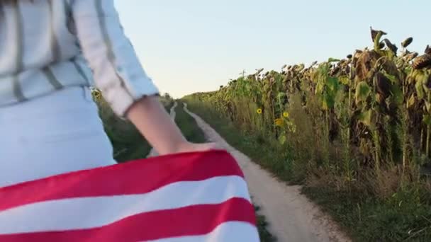 Młoda Kobieta Biegnie Flagą Amerykańską Tle Pola Flaga Stanów Zjednoczonych — Wideo stockowe