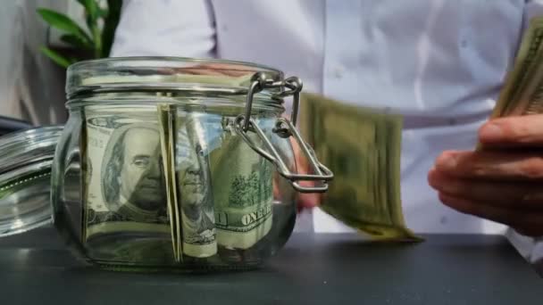 Dollarsedel Sparar Pengar Glasburk Oigenkännlig Man Måttlig Konsumtion Och Ekonomi — Stockvideo