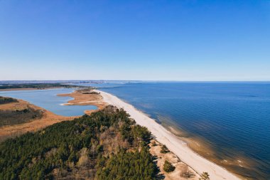 Nehrin insansız hava aracı denize iniyor. Vistula Nehri Deltası Sobieszewo Gdansk Polonya 'daki Baltık Denizi' ne gider. Nehir çevresindeki orman ve küçük köy