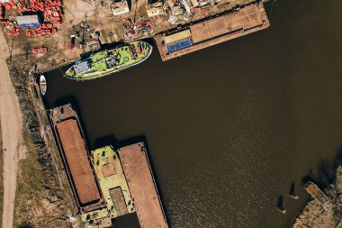 Sobieszewo Adası 'ndaki yat marinası. İlkbaharda Vistula Nehri üzerinde bulunan Gdansk 'ın yeşil bölgesinin hava aracı görüntüsü. 