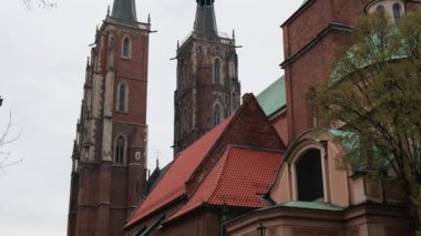 Tumski Adası 'ndaki Wroclaw Katedrali' nin detayları. Silezya 'nın tarihi başkenti, Avrupa. Belediye binası mimari binaları. Eski kasaba katedralleri kilisesi. Seyahat yeri 