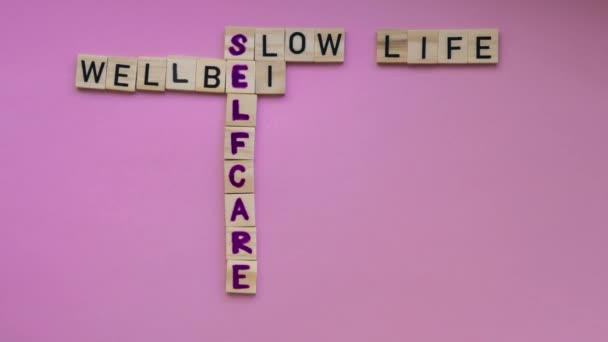 Time Lapse Vue Dessus Mot Selfcare Sur Fond Rose Minimalisme — Video