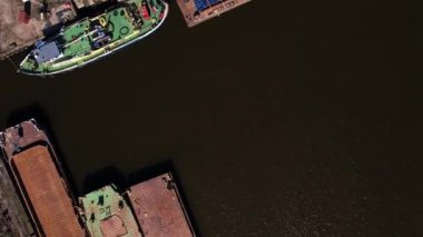 Sobieszewo Adası 'ndaki yat marinası. İlkbaharda Vistula Nehri üzerinde bulunan Gdansk 'ın yeşil bölgesinin hava aracı görüntüsü. 