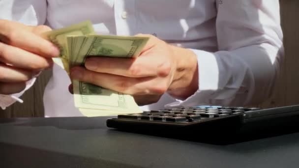 Человек Руками Считает Расходы Банкноты Долларах Наличными Калькуляторе Закрыть Руки — стоковое видео