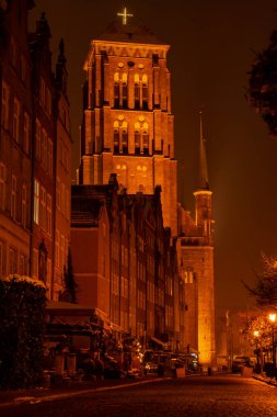 Geceleri Gdansk 'taki St. Mary Bazilikası, Polonya. Belediye binası olan eski Gdansk kasabası boş. Bakire Meryem Kilisesi 'nin manzarası. Seyahat turizmi 