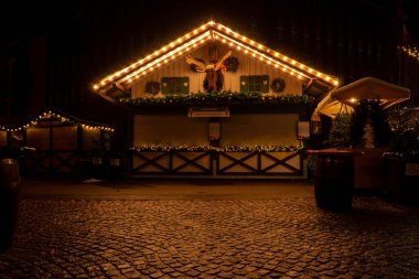 Gdansk Polonya - Aralık 2022 Geleneksel Noel Pazarı Tatili Geceleyin süslenmiş ve aydınlatılmış cadde. Kapalı Ticaret Evleri ve Noel hediyeleri satışı. Eski kasabadaki güzel Noel panayırı. Avrupa 'da kış mevsimi geri planda