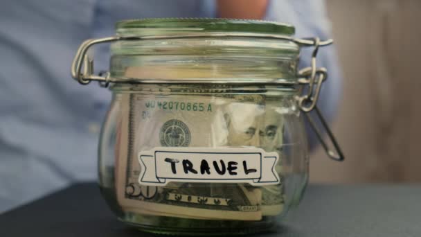 Unerkennbare Frau Legt Geld Mit Dollarnoten Gefülltes Glas Reise Transkription — Stockvideo