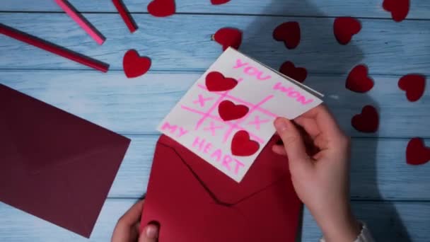 Öppnar Kuvert Med Kort För Alla Hjärtans Dag Text You — Stockvideo