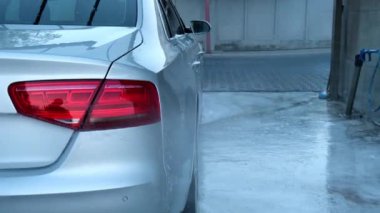 Dokunulmaz araba yıkamada lüks gümüş araba yıkama. Köpüklü araba yıkama ve yüksek basınçlı su. Arabanın detaylarını temizliyorum. Kentsel çevrede temizlik ve düzen