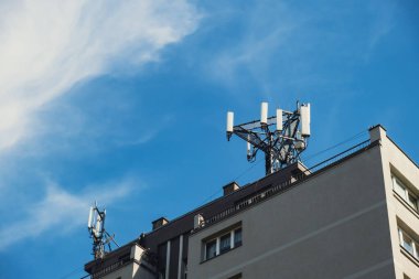 5G radyo vericisi konut binası çatısı hücre kulesi. Cep telefonu iletişim anteni. Yeni GSM 6G sinyali gönderiyor. Sağlık için tehlikeli. Hücre yoluyla çevrenin radyasyon kirliliği