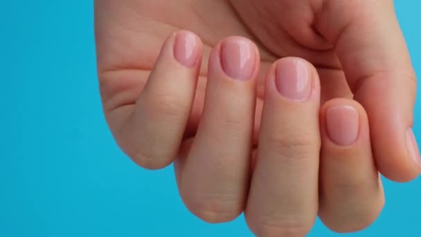 Pastelowa Miękkość Manicure Paznokcie Niebieskim Tle Kobieta Pokazuje Swój Nowy — Wideo stockowe