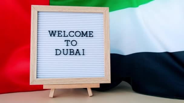 Ramtext Välkommen Att Dubai Bakgrunden Vifta Uae Flagga Gjord Silke — Stockvideo