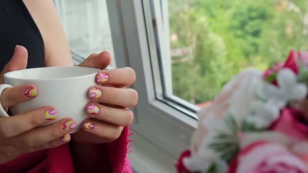 Beyaz Fincan Kahve Çay Tutan Manikürlü Elleri Olan Şık Yaz — Stok video