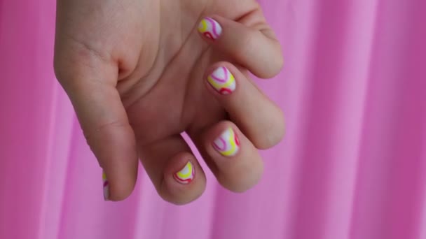 Elegante Colorido Verão Unhas Femininas Moderna Moda Elegante Bela Manicure — Vídeo de Stock