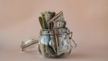Cam kavanozdan harcanan para hareketini durdurun. Tüketim ve ekonomi para topluyor. Bahşiş. İş, finans, tasarruf, bankacılık ve insan konsepti. Ekstra para, pasif 